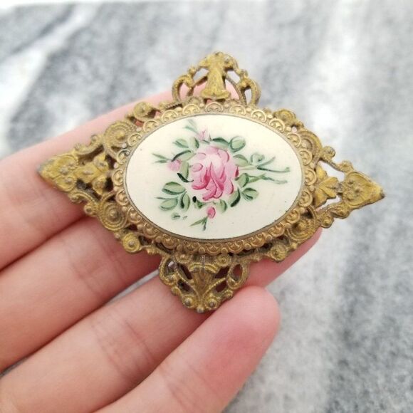 Vintage Flower Filigree Frame Brooch,  Victorian Style, Unsigned Estate - Picture 6 of 6